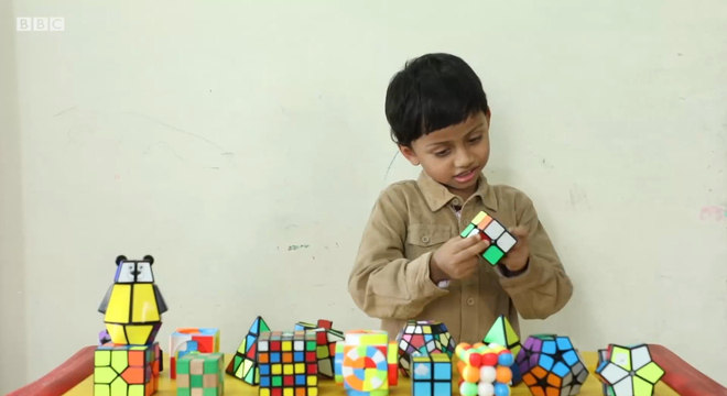 O menino de 4 anos que resolve cubos mágicos de olhos fechados