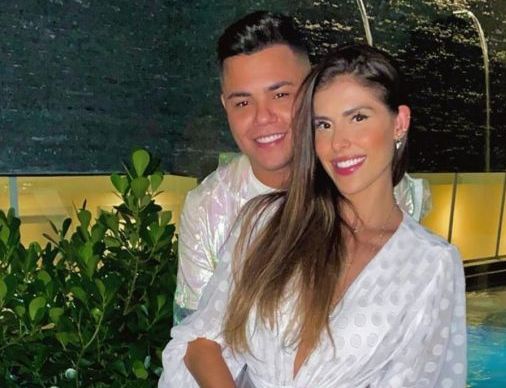 Felipe Araújo comemora 1º aniversário de namoro com Estella Defant: ‘Feliz com você’