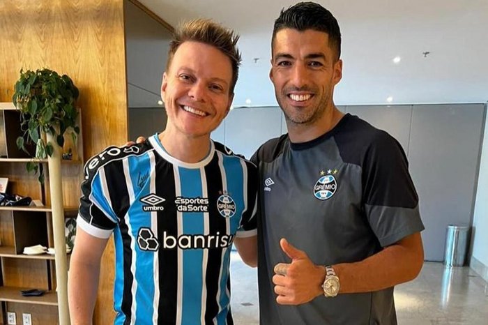 Michel Teló visita concentração do Grêmio no Rio e revela pedido de Suárez