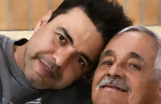 Zezé Di Camargo exalta pai durante velório: ‘Meu herói’