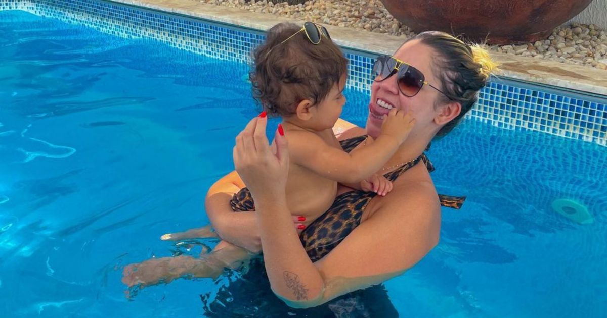 Tal mãe, tal filho! Marília Mendonça e Léo usam animal print na piscina e encantam Murilo Huff