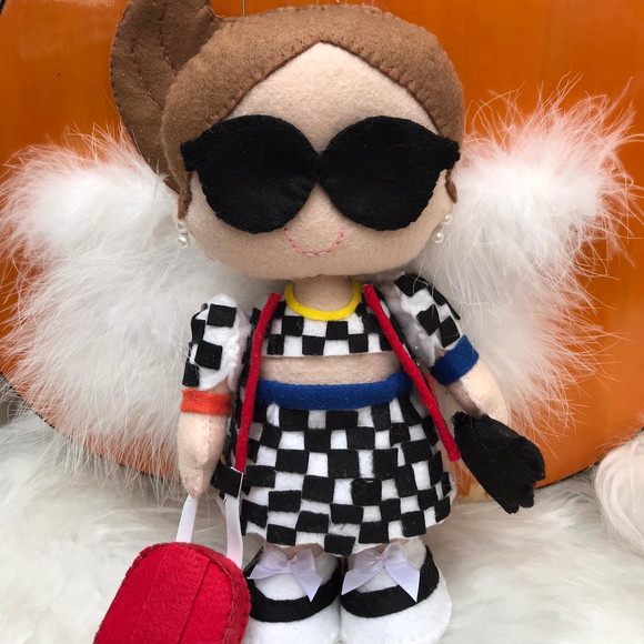 Após polêmica com conjuntos de tricô, boneca inspirada em Marília Mendonça divide opiniões na web