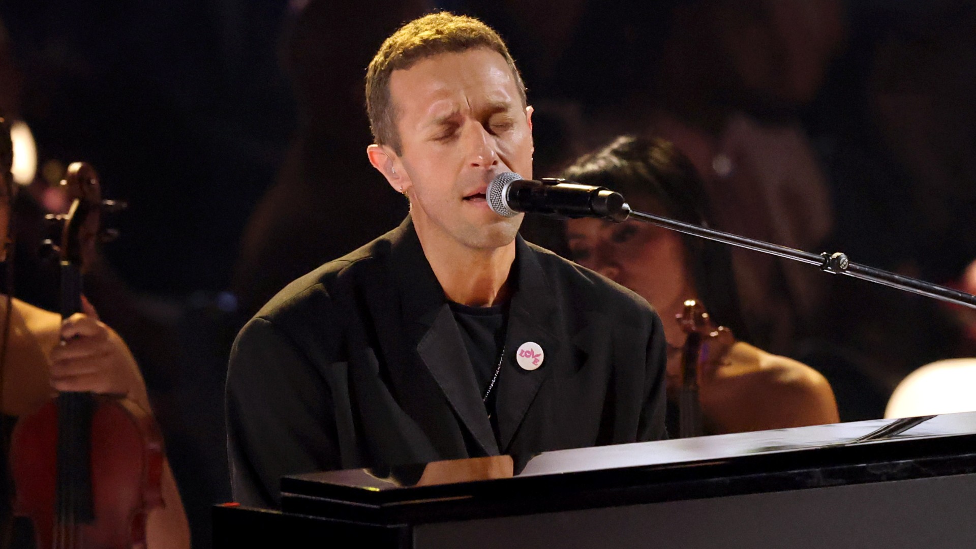 Grammy 2025: Emocionante! Chris Martin faz performance no “In Memoriam”, com homenagem a Liam Payne e Sérgio Mendes; assista!