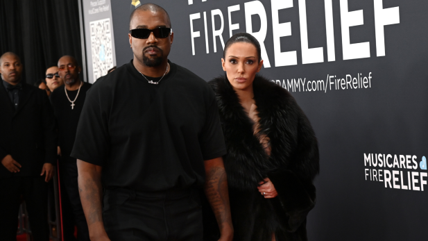 Grammy 2025: Mão boba e linguada! Kanye West e Bianca Censori trocam carícias em after, e modelo surge – mais uma vez – com roupa reveladora; veja fotos