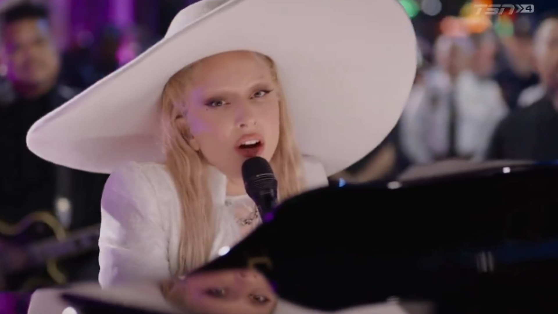 Super Bowl 2025: Lady Gaga homenageia vítimas de ataque em Nova Orleans com performance emocionante de “Hold My Hand”; assista