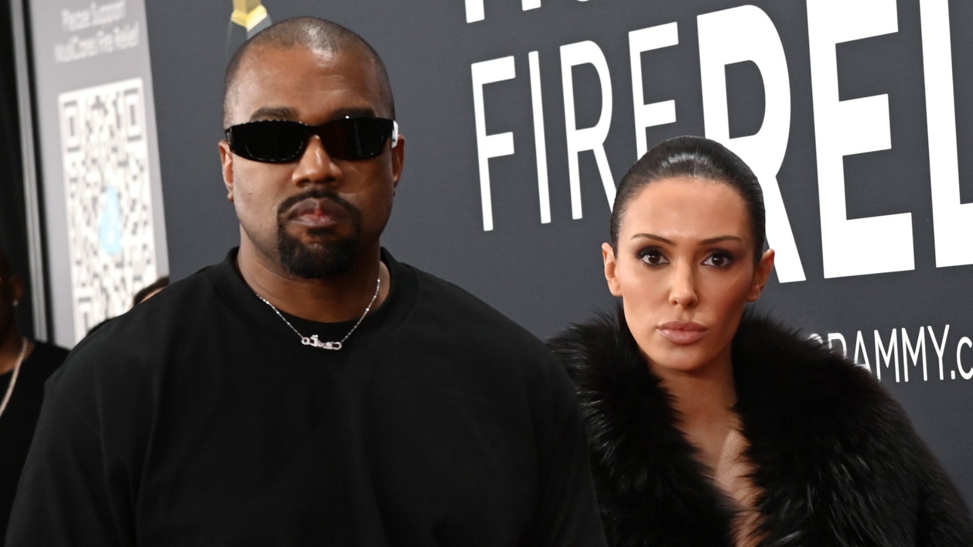 Grammy 2025: Leitura labial revela comandos de Kanye West a Bianca Censori antes de cena polêmica no red carpet; assista