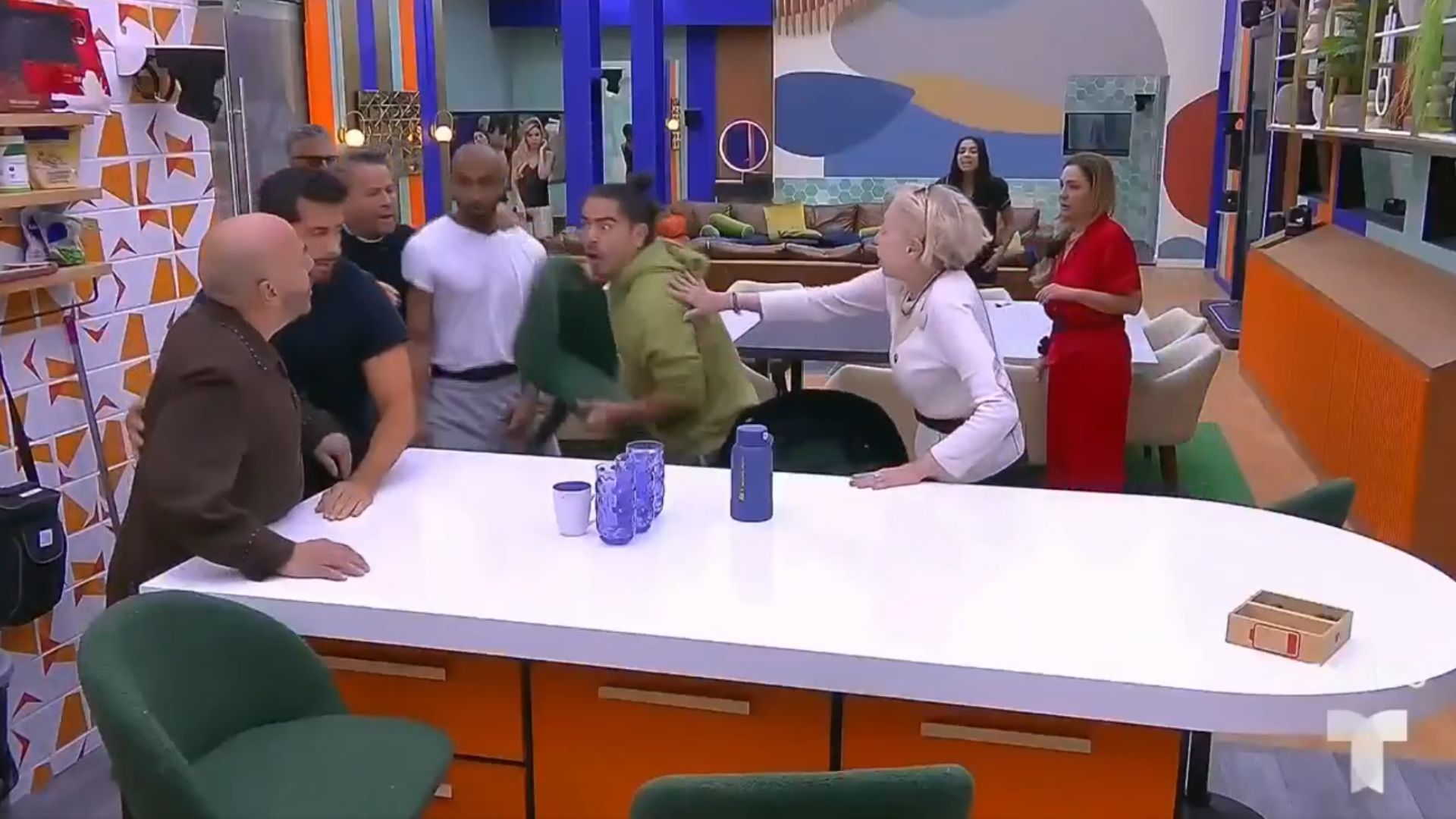 La Casa de Los Famosos: Participantes do reality quase saem na porrada por causa de leite; assista