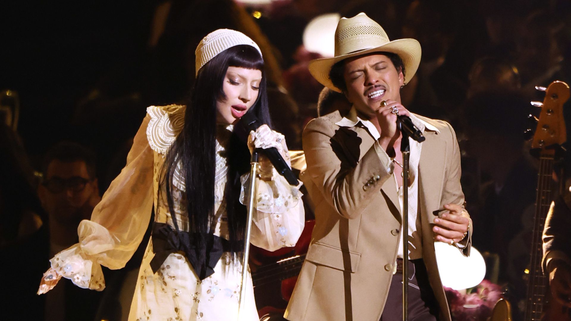 Grammy 2025: Bruno Mars e Lady Gaga homenageiam vítimas dos incêndios de LA e emocionam plateia com performance linda de “California Dreamin'”; assista