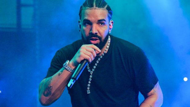 Drake surpreende plateia na Austrália após vencer desafio proposto por fã; assista