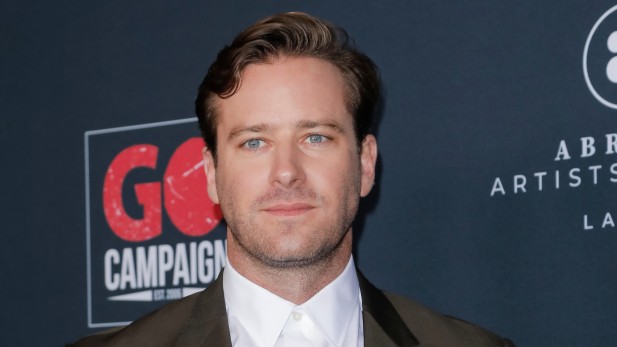 Armie Hammer revela que tentou ficar com homens e conta como foi encontro com “francês atraente”