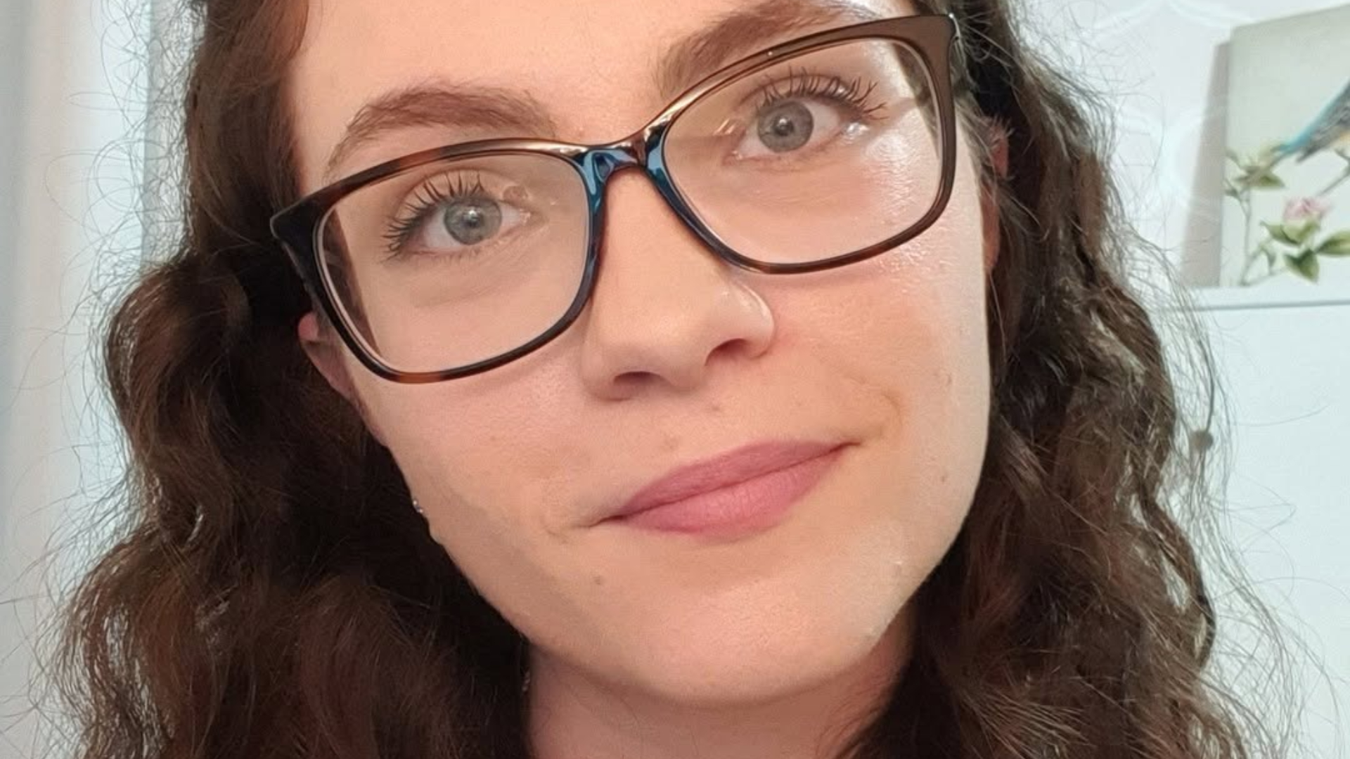 Ex-atriz mirim da Globo desmente fake news sobre própria morte e denuncia golpes no YouTube