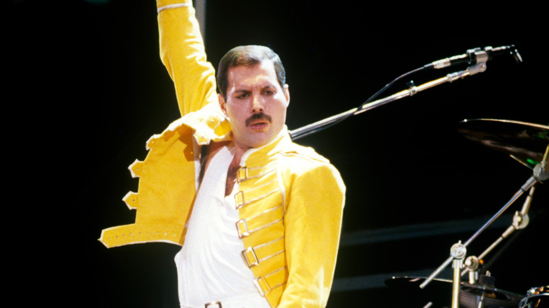 Filha secreta de Freddie Mercury é revelada em nova biografia com diários inéditos e detalhes de affair com esposa de amigo