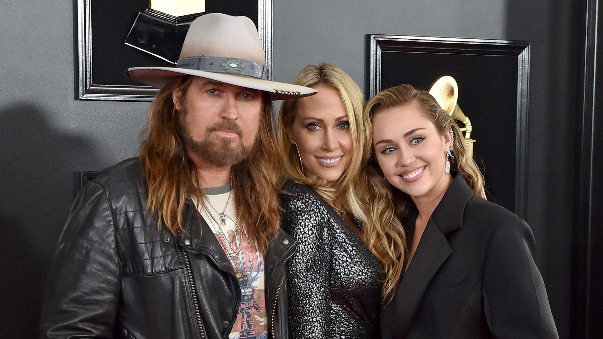 Miley Cyrus se manifesta sobre rumores de briga familiar após unfollow da mãe, e fala de relação com o pai
