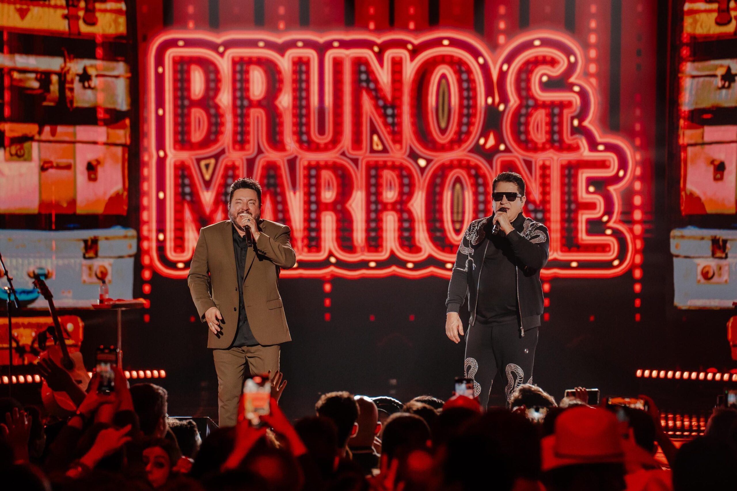 Marrone cai do palco durante show e Bruno assegura: “Está tudo certo“