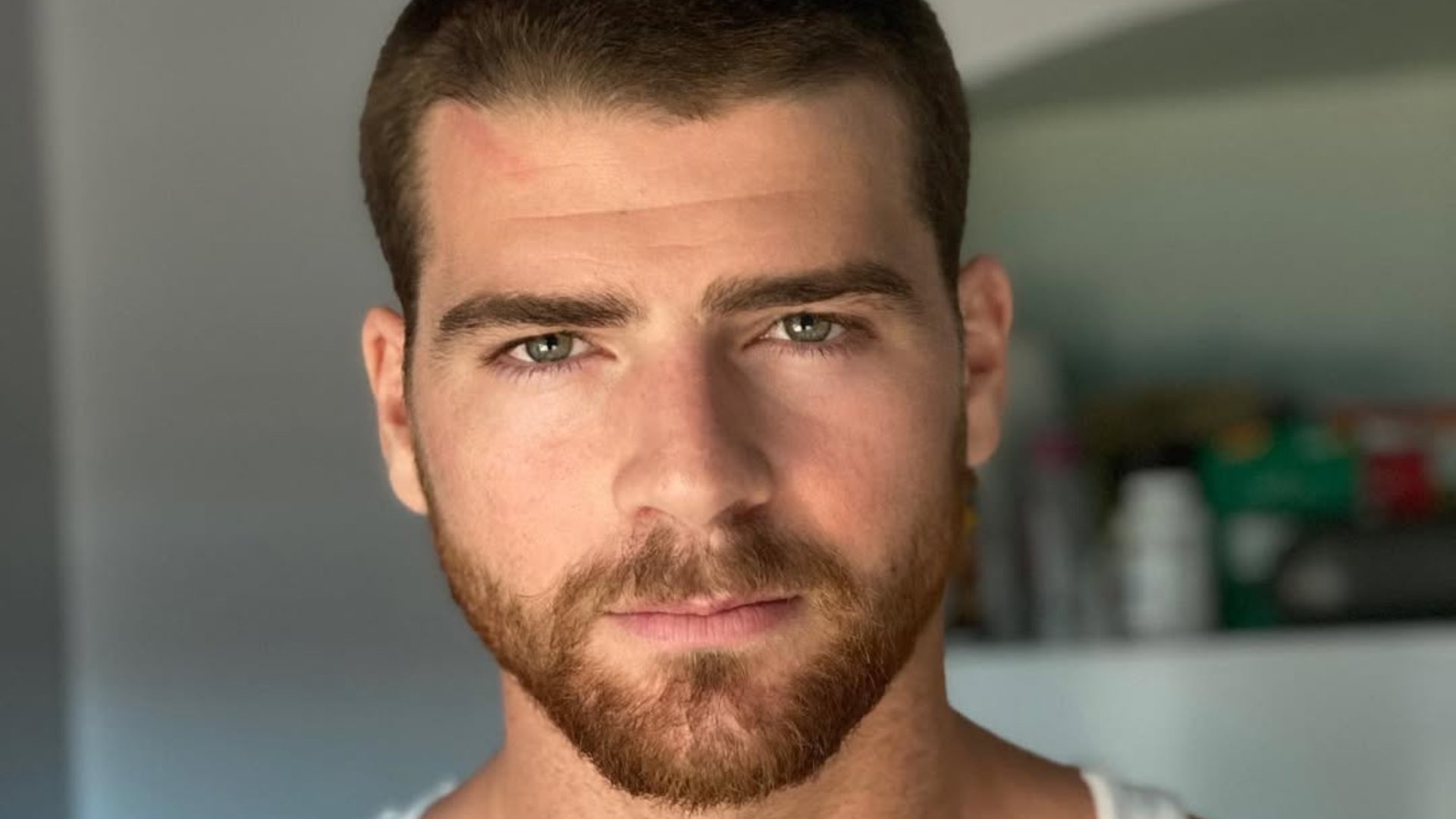 Astro de “Love Island” é acusado de agredir e abusar da ex na frente da filha de 1 ano; defesa se manifesta