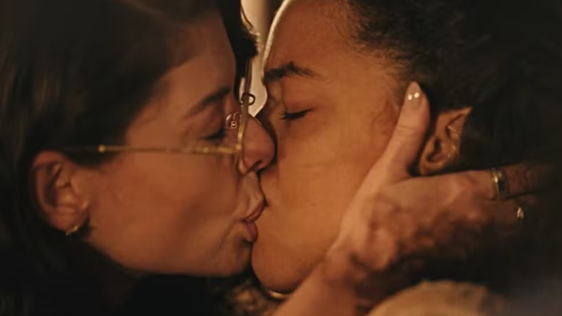 Guerreiros do Sol: Alinne Moraes e Alice Carvalho dão primeiro beijo na novela, e cena impressiona web: “Química de milhões”; assista