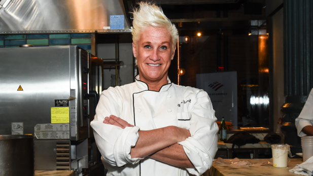 Anne Burrell, apresentadora de reality culinário, morre aos 55 anos nos EUA