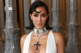 Kim Kardashian surpreende colegas de elenco de “Tudo É Justo” com presente muito inusitado