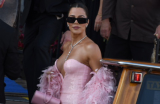 Khloé Kardashian reage após post de cirurgião, e revela a lista de cirurgias e procedimentos que já realizou; veja antes e depois