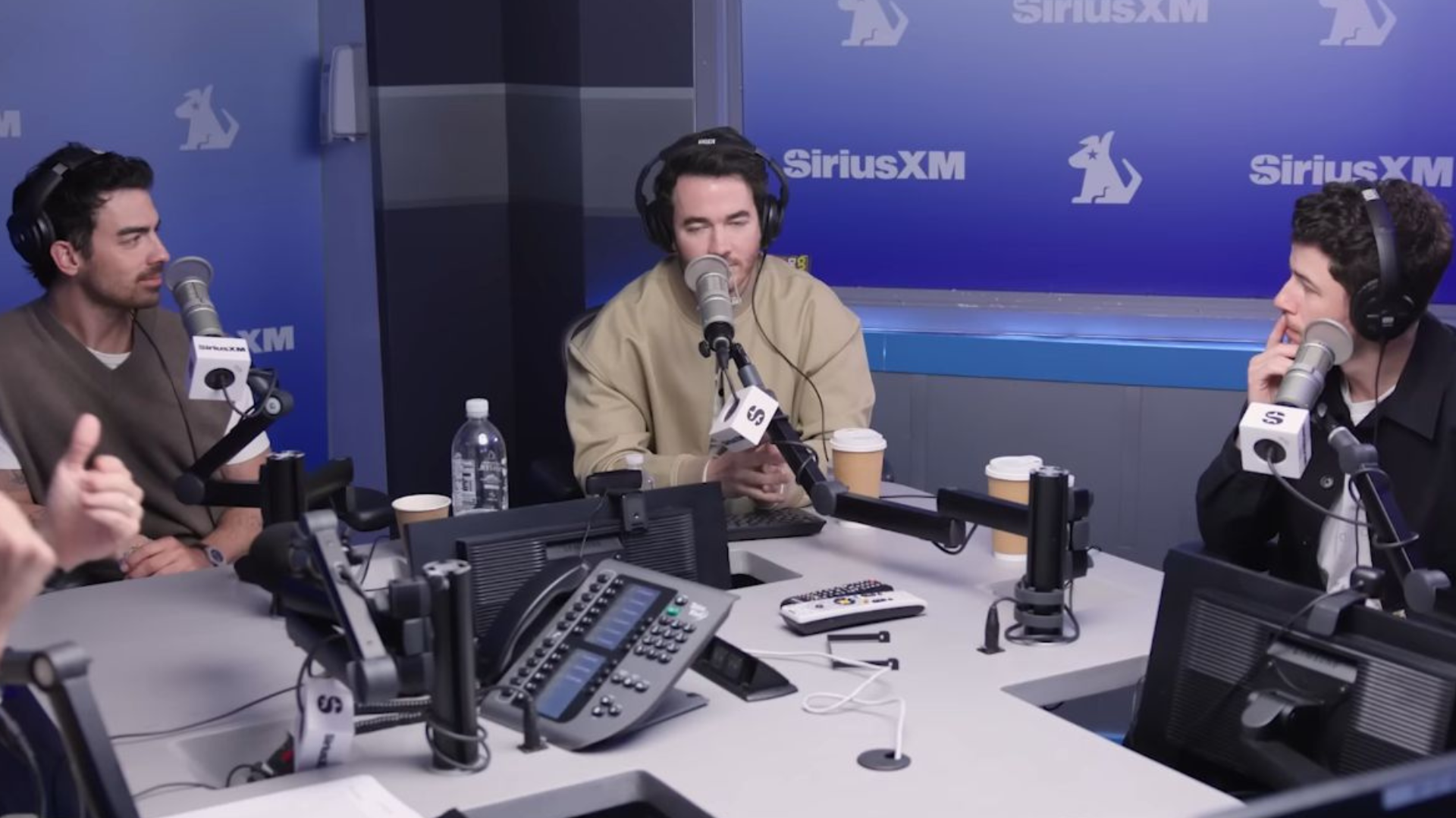 Jonas Brothers fazem desabafo sincero sobre “perguntas inapropriadas” que recebiam em entrevistas na adolescência; assista