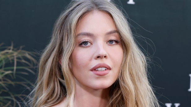 Sydney Sweeney é flagrada de jet ski com homem misterioso e levanta rumores de novo romance; veja as fotos