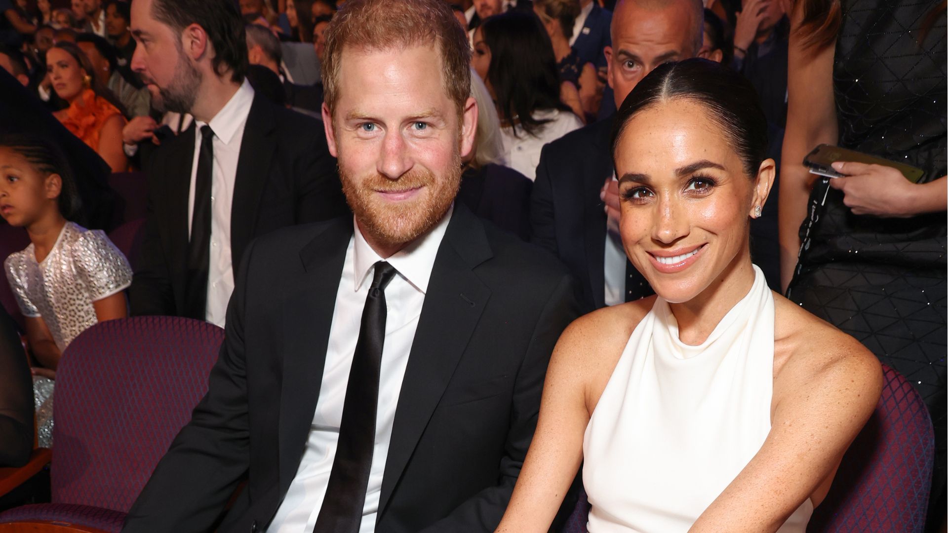 Site revela quantos funcionários foram dispensados por Harry e Meghan Markle, e aponta motivo surpreendente das demissões
