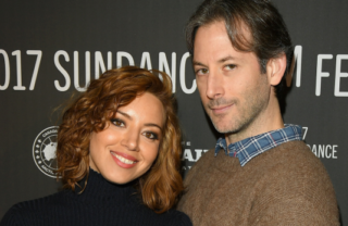 Vídeo: Aubrey Plaza fala pela 1ª vez sobre a morte do marido, Jeff Baena, e compara luto a filme de terror