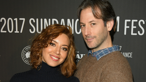 Vídeo: Aubrey Plaza fala pela 1ª vez sobre a morte do marido, Jeff Baena, e compara luto a filme de terror