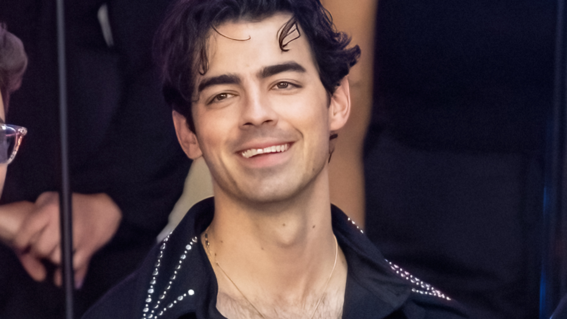 Joe Jonas compara criação de meninas e meninos, e reflete sobre ser pai de duas filhas após crescer com três irmãos; assista