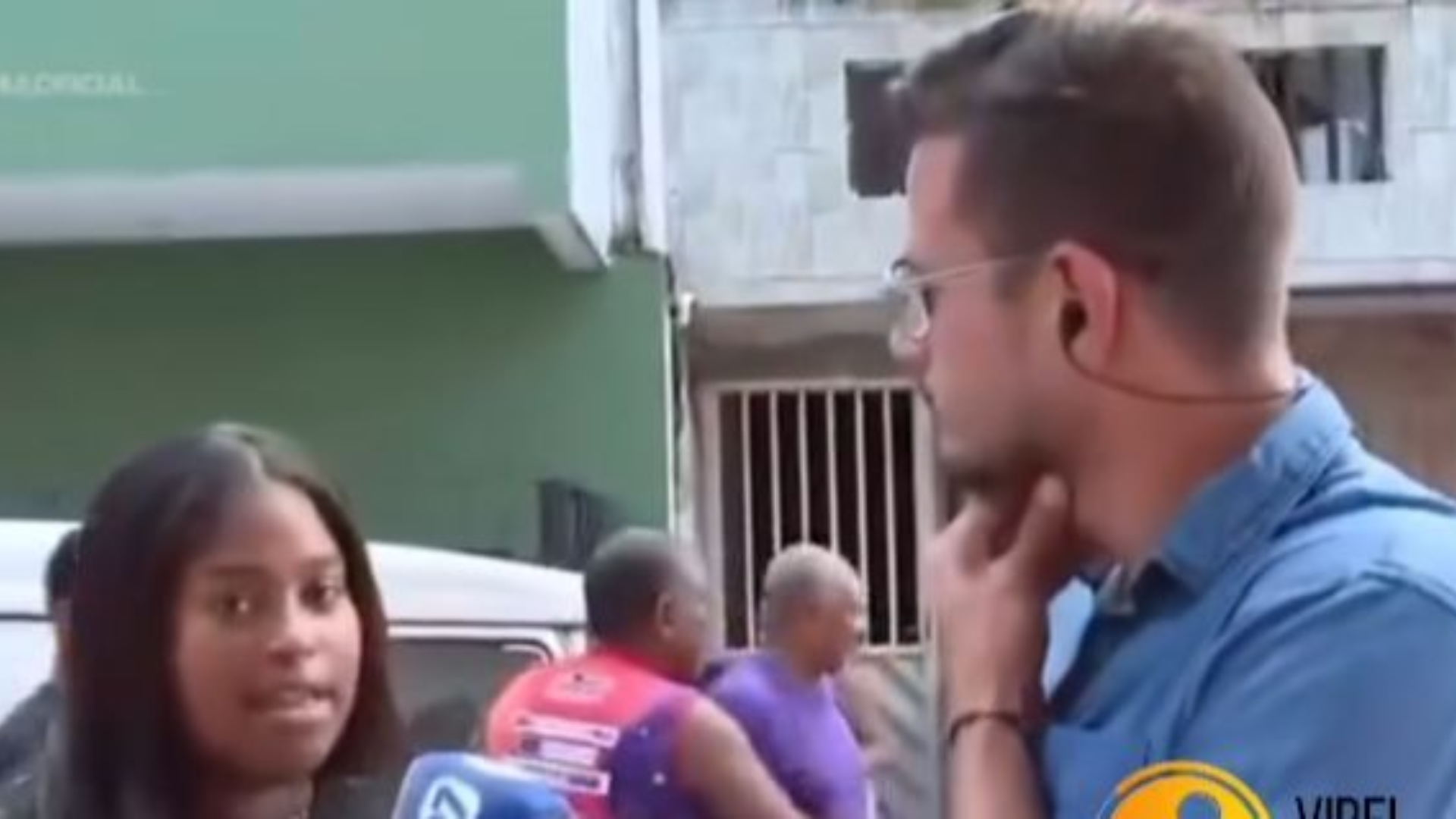 Vídeo: Repórter da Record Bahia fica em choque após entrevistada expor intimidade ao vivo: “Pelo amor de Deus, meu emprego”