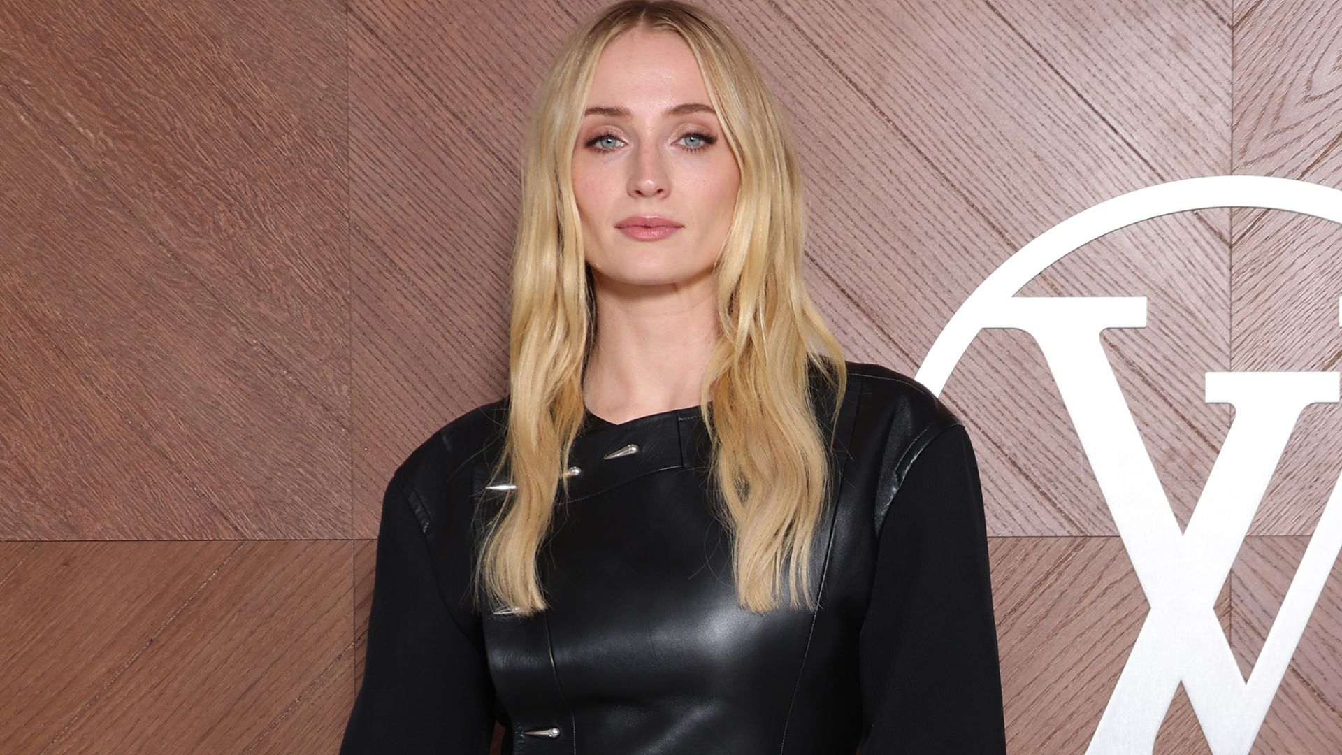Sophie Turner fala sobre costume em relacionamentos e entrega: “Preciso trabalhar isso na terapia”; assista