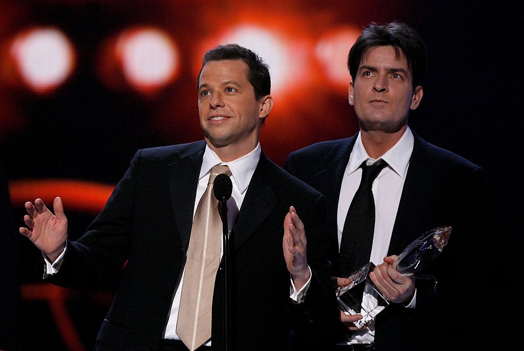 Jon Cryer expõe desigualdade salarial gigantesca com Charlie Sheen em “Dois Homens e Meio”, e faz comparação polêmica: “Agia como louco”