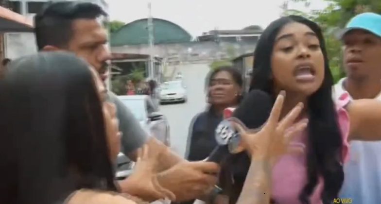 Influencer sai na mão ao vivo com mulher em jornal na Bahia, e apresentador se desespera: ‘Chama a polícia!’; assista