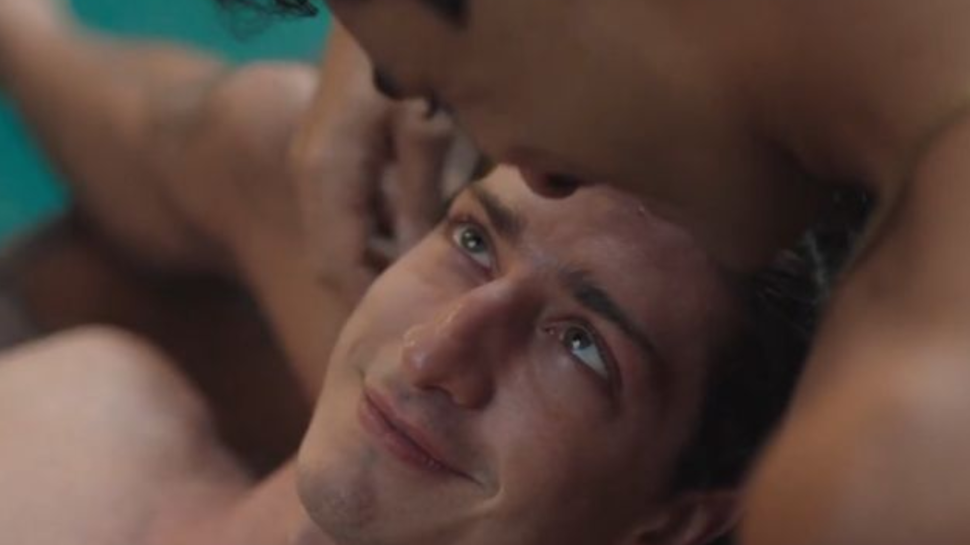 Johnny Massaro aparece nu em série e protagoniza cena super quente de sexo com Igor Fernandez; assista