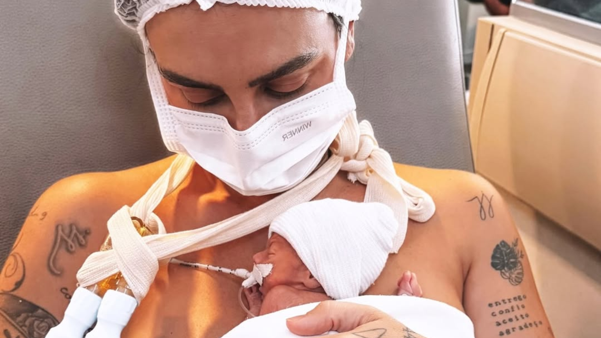 Influencer Clara Maia atualiza estado de saúde do filho gêmeo que sobreviveu após parto prematuro; assista
