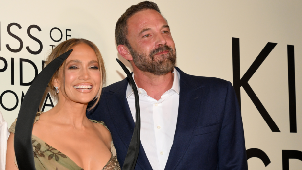 Especialista em linguagem corporal analisa reencontro de Jennifer Lopez e Ben Affleck no tapete vermelho e aponta “troca de papéis”