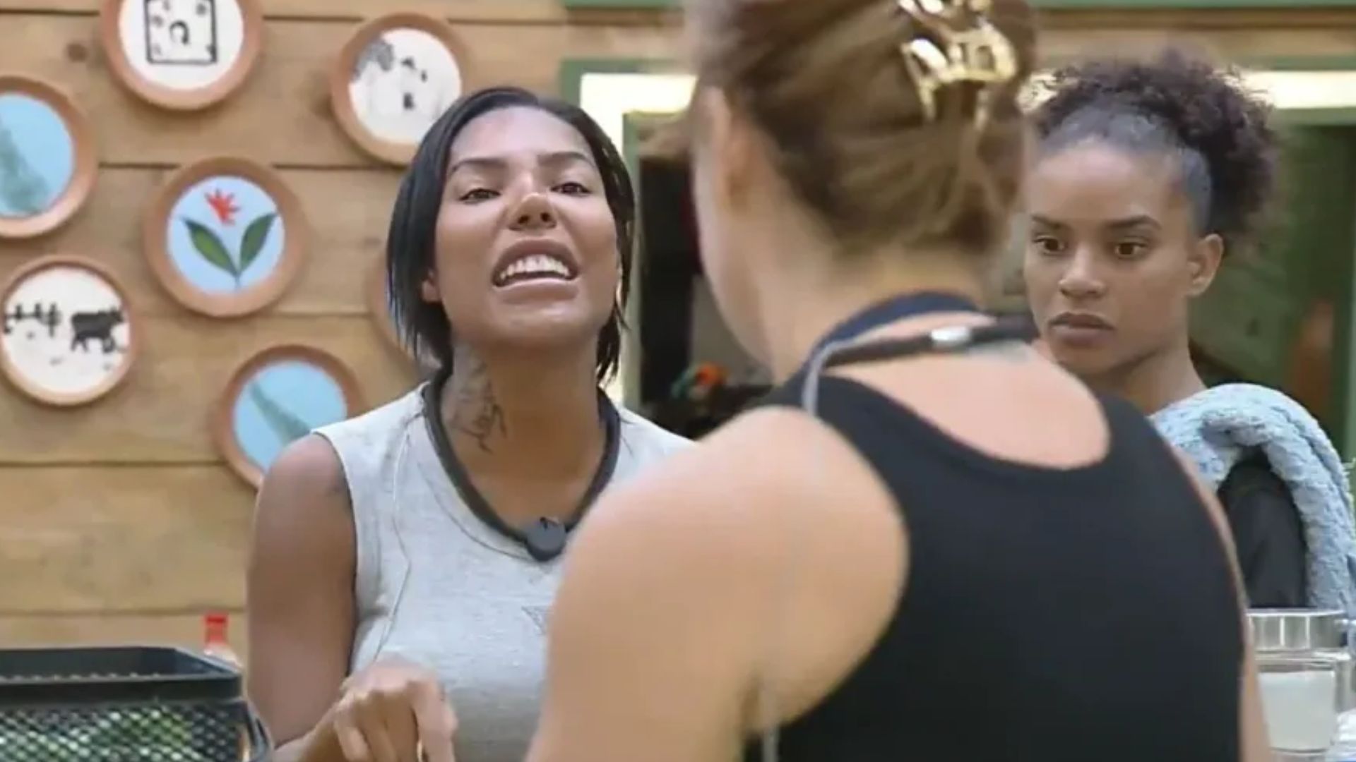 A Fazenda 17: Gaby Spanic e Carol Lekker batem boca em espanhol sobre beijo sem consentimento da modelo em Yoná: “Mocréia”; assista