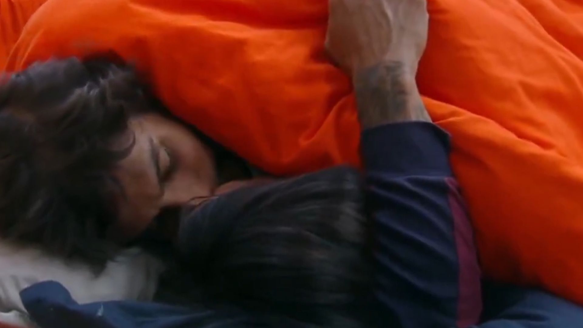 A Fazenda 17: Michelle Barros e Shia quebram promessa e se beijam embaixo do edredom; assista