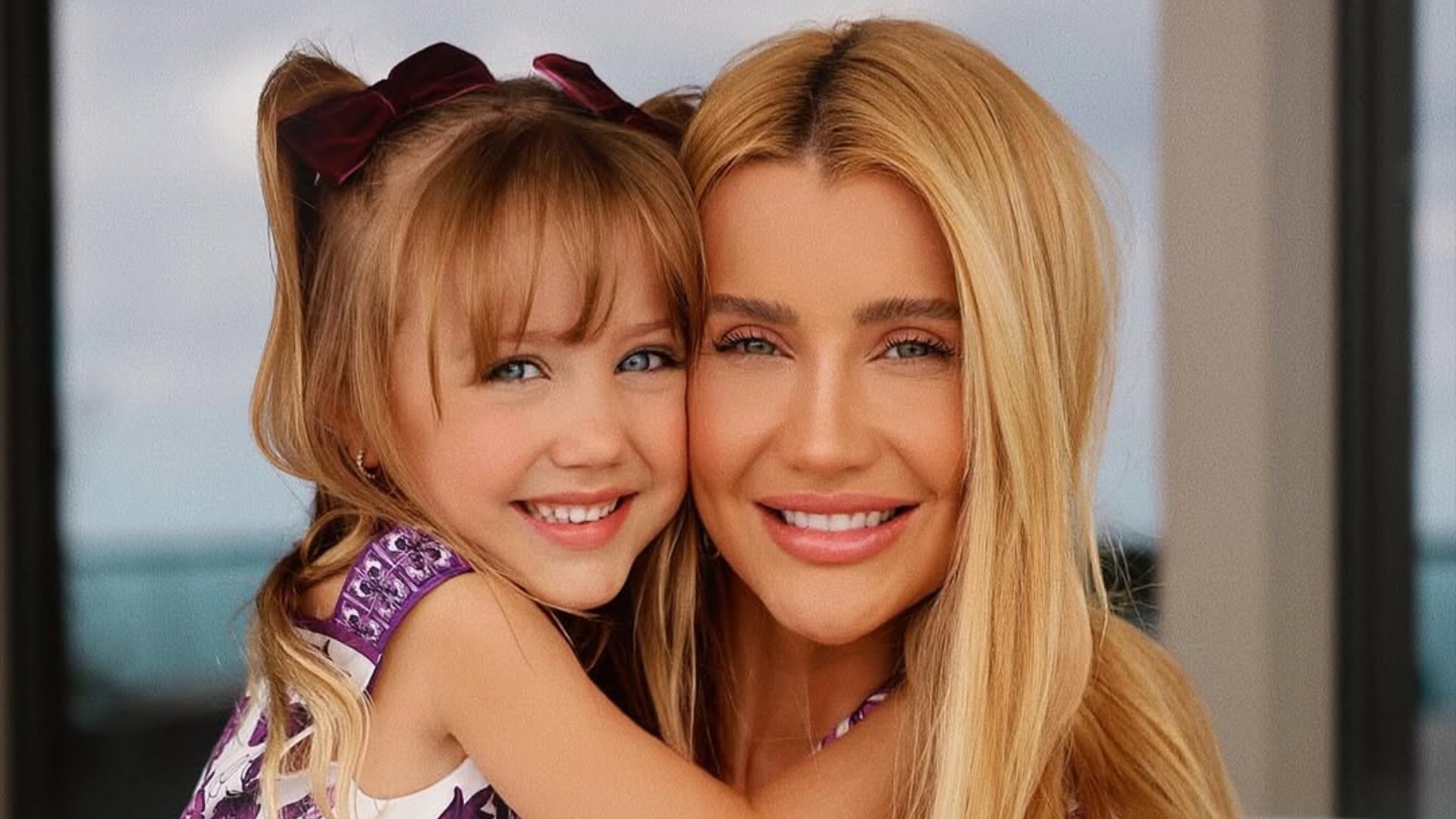 Ana Paula Siebert intriga seguidores com foto ao lado da filha em safári, e explica: “Nada de animais maltratados”