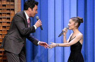 Ariana Grande solta o vozeirão em cover de “Shallow”, de Lady Gaga, e recria duetos icônicos com Jimmy Fallon; assista