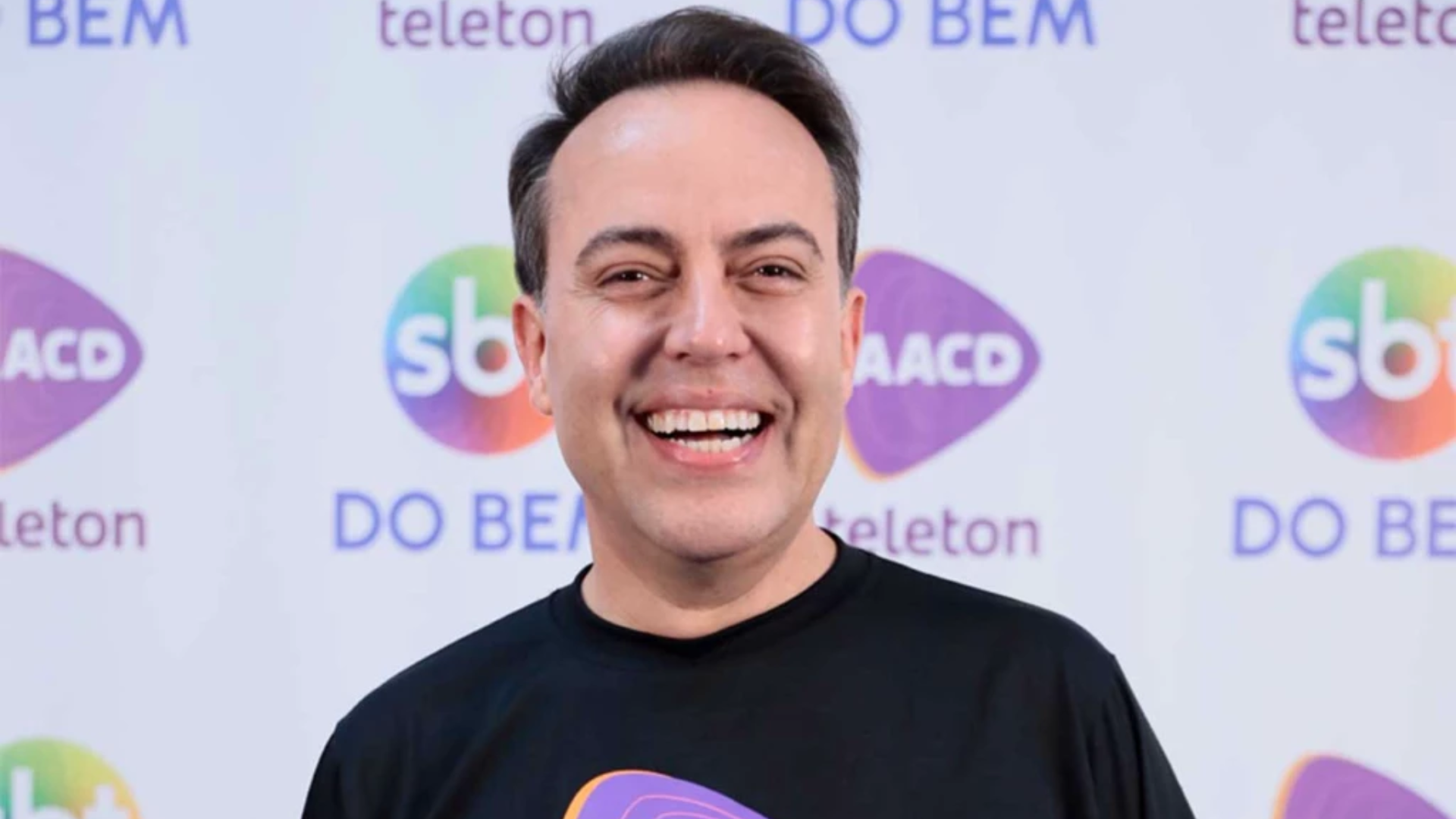 SBT derruba diretor influente após queda de braço com apresentador, diz site; reações de estrelas chamam atenção