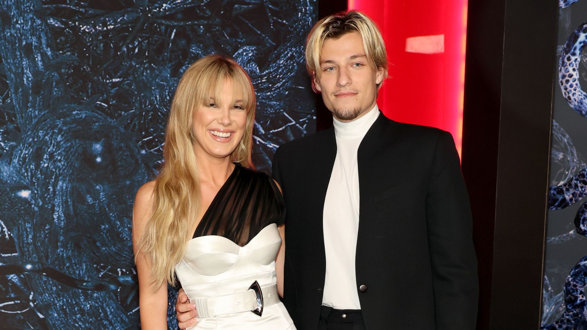 Após críticas, Jake Bongiovi viraliza com novo vídeo com Millie Bobby Brown e a filha, e detalhe chama atenção; assista