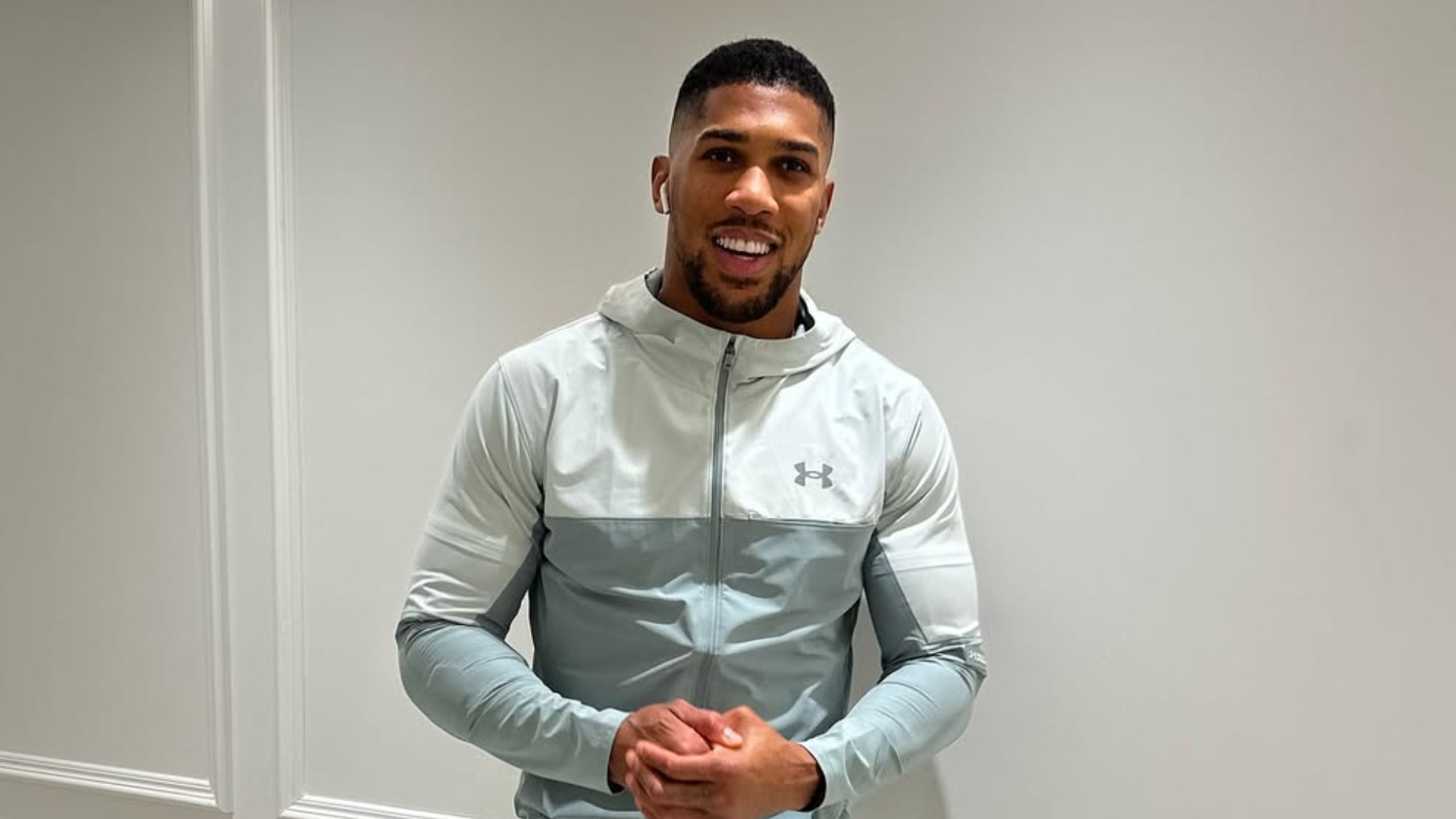 Boxeador Anthony Joshua sofre grave acidente de carro na Nigéria; vídeo mostra resgate