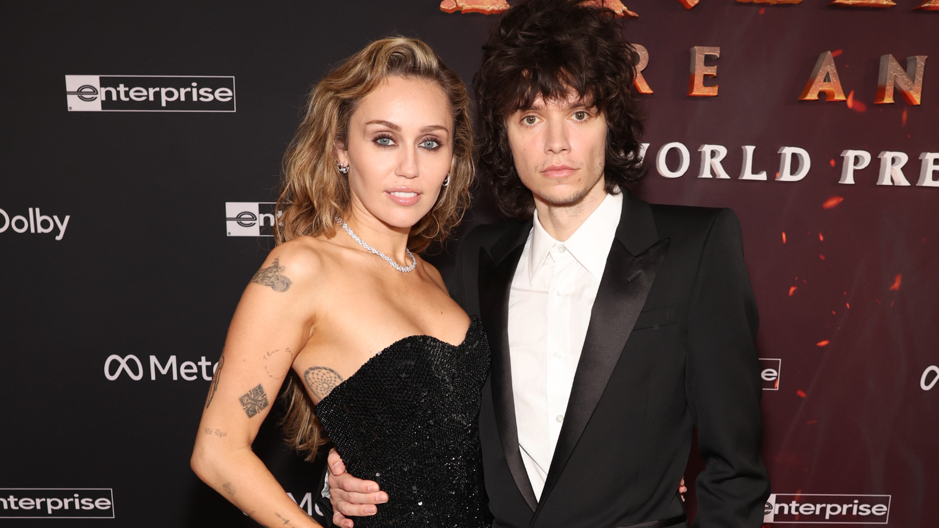 Miley Cyrus faz piada sobre anel de noivado milionário e Black Friday; assista