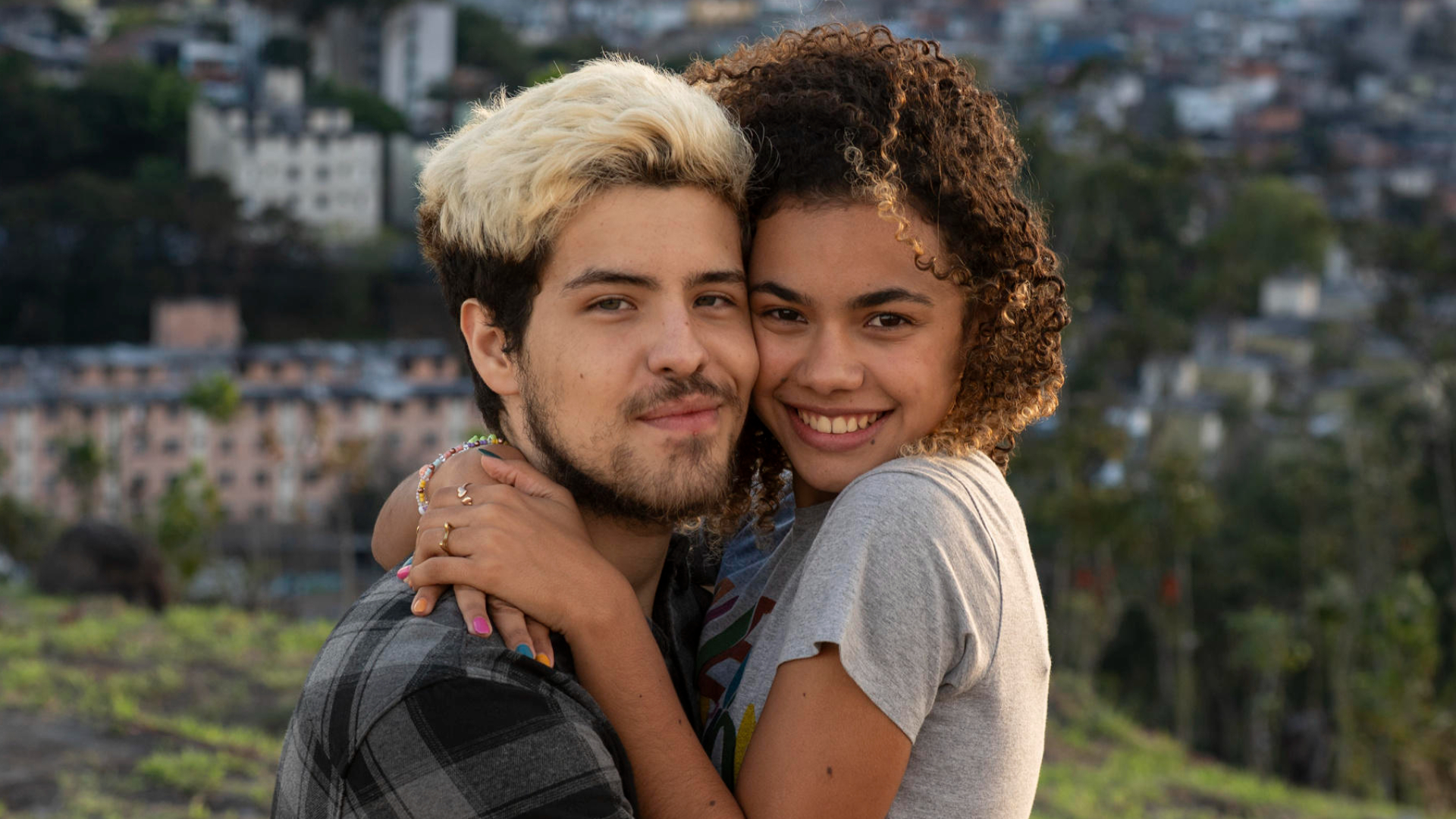 Três Graças: Joélly desmaia após receber ligação com notícia trágica sobre Raul