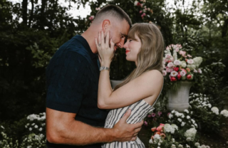 Fonte revela detalhe emocionante dos votos de casamento de Taylor Swift que fez Travis Kelce ir às lágrimas