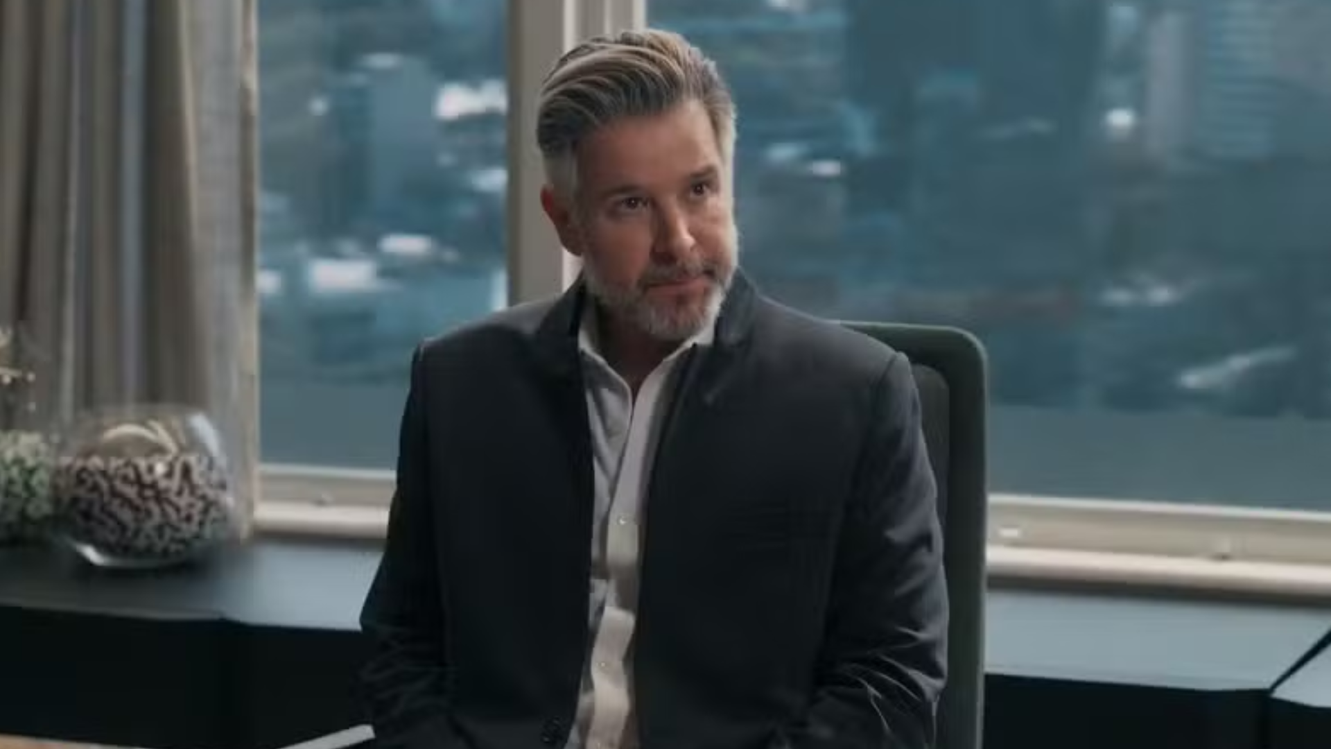 Três Graças: Ferette passa mal após ser desmascarado em carta misteriosa, e é socorrido às pressas