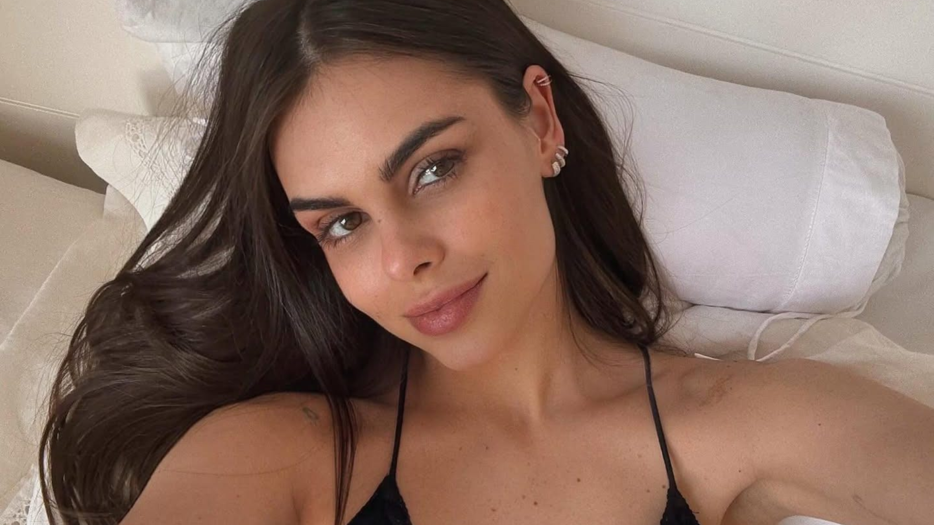 Teto da casa de Amanda Kimberlly desaba e influencer mostra o estrago; veja