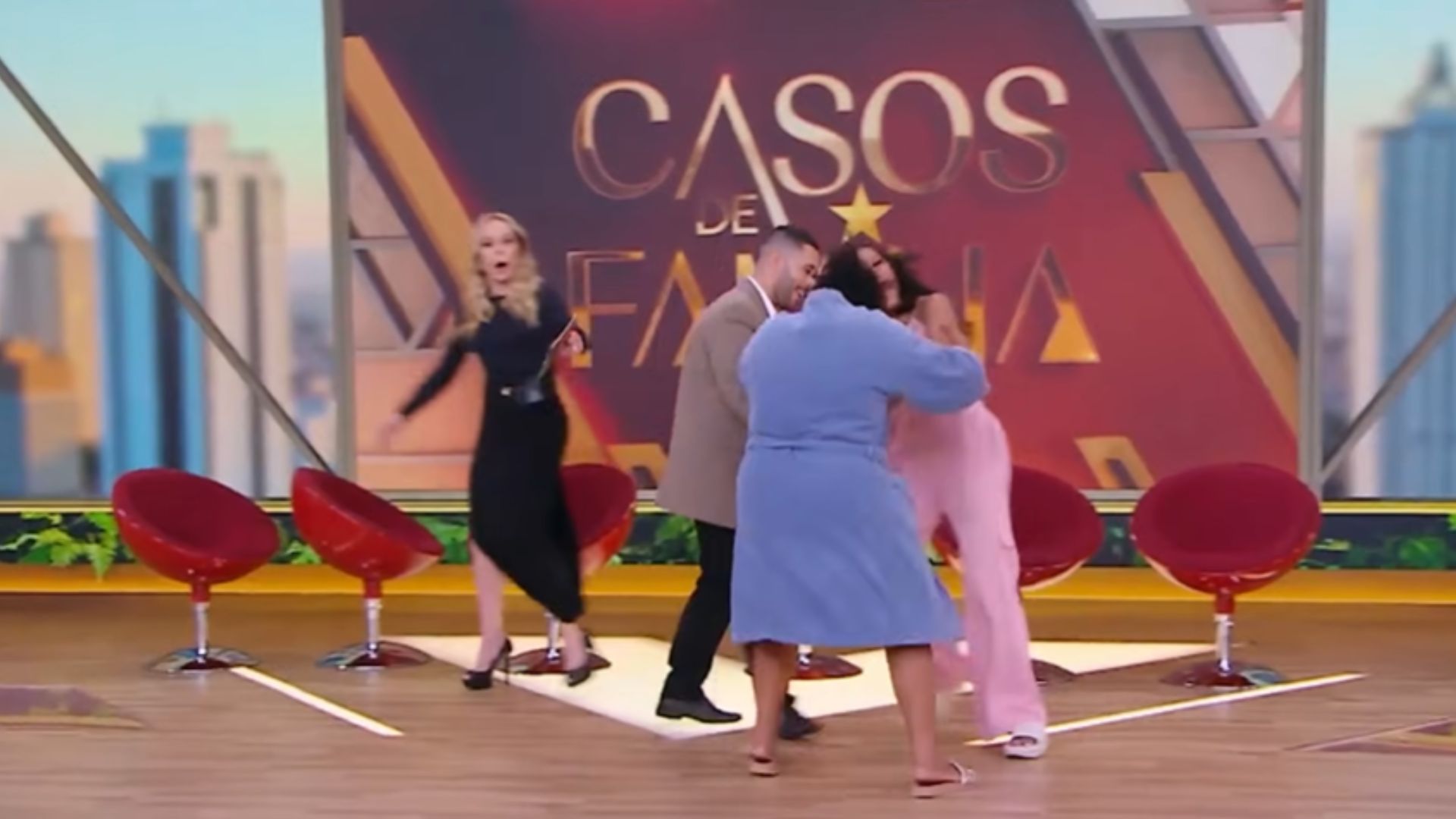 Casos de Família: Vizinhas trocam tapas e puxões de cabelo ao vivo, e seguranças precisam intervir; assista