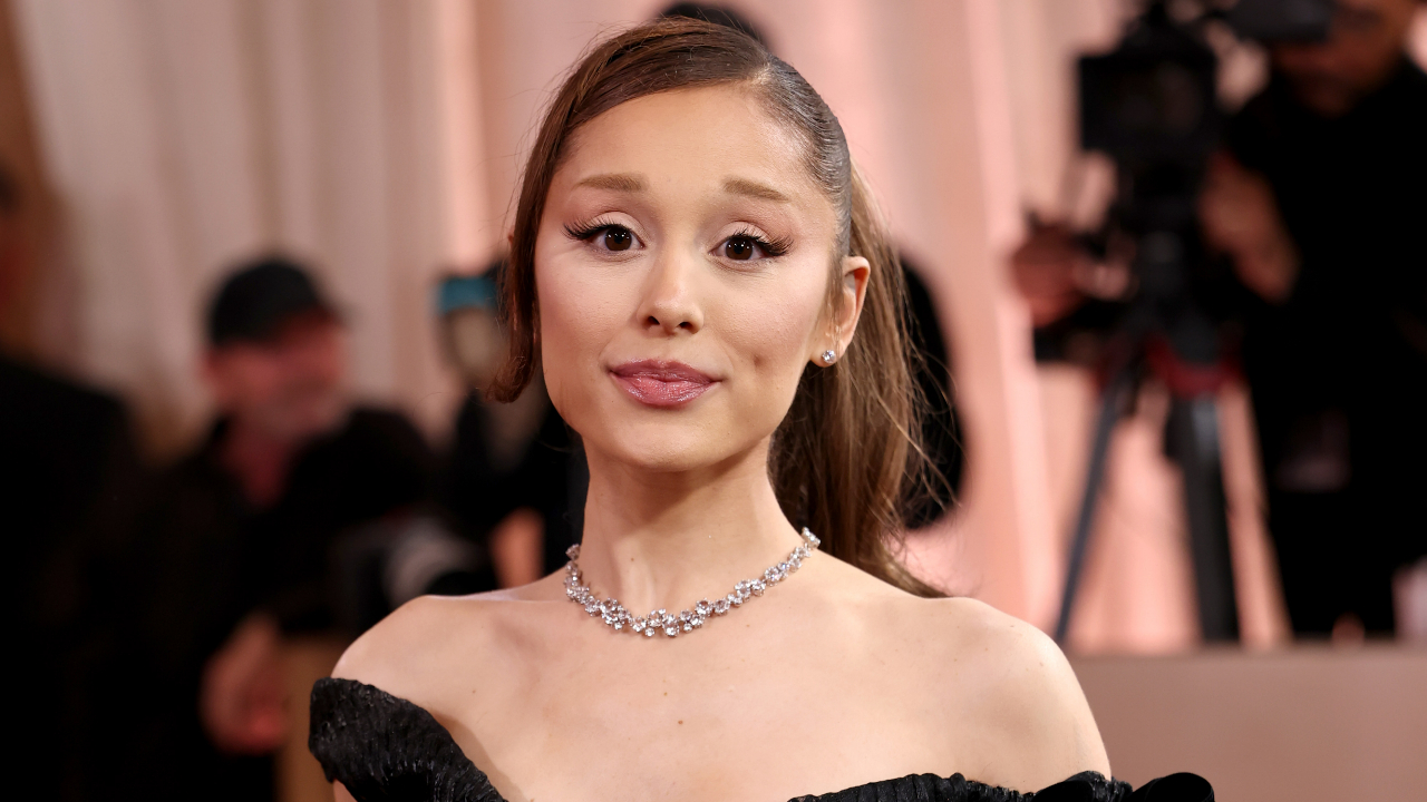 Ariana Grande surge com 6 dedos em foto da Vogue e tem melhor reação à falha de Photoshop; veja